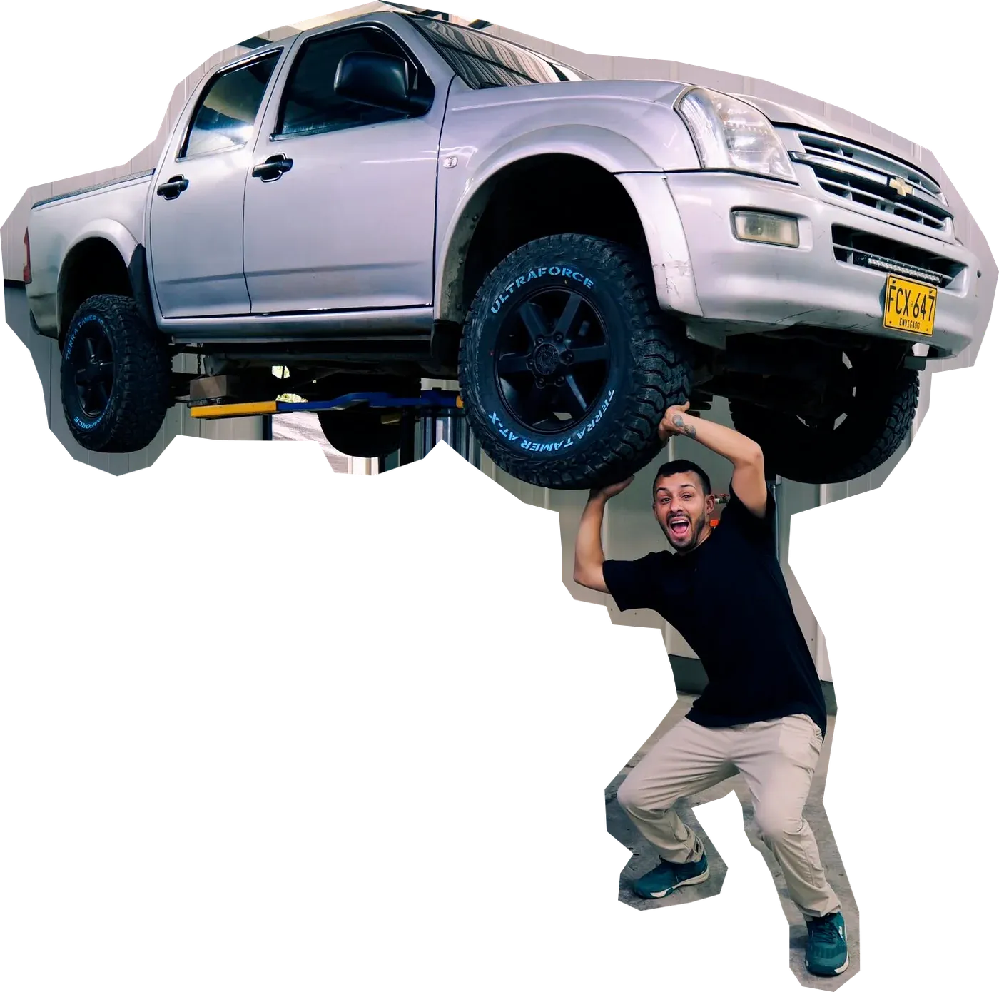 Sergio levantando una camioneta en el taller