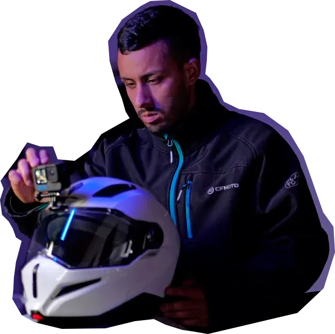Sergio de Motos Fly Pasión con su casco y chaqueta CFMOTO