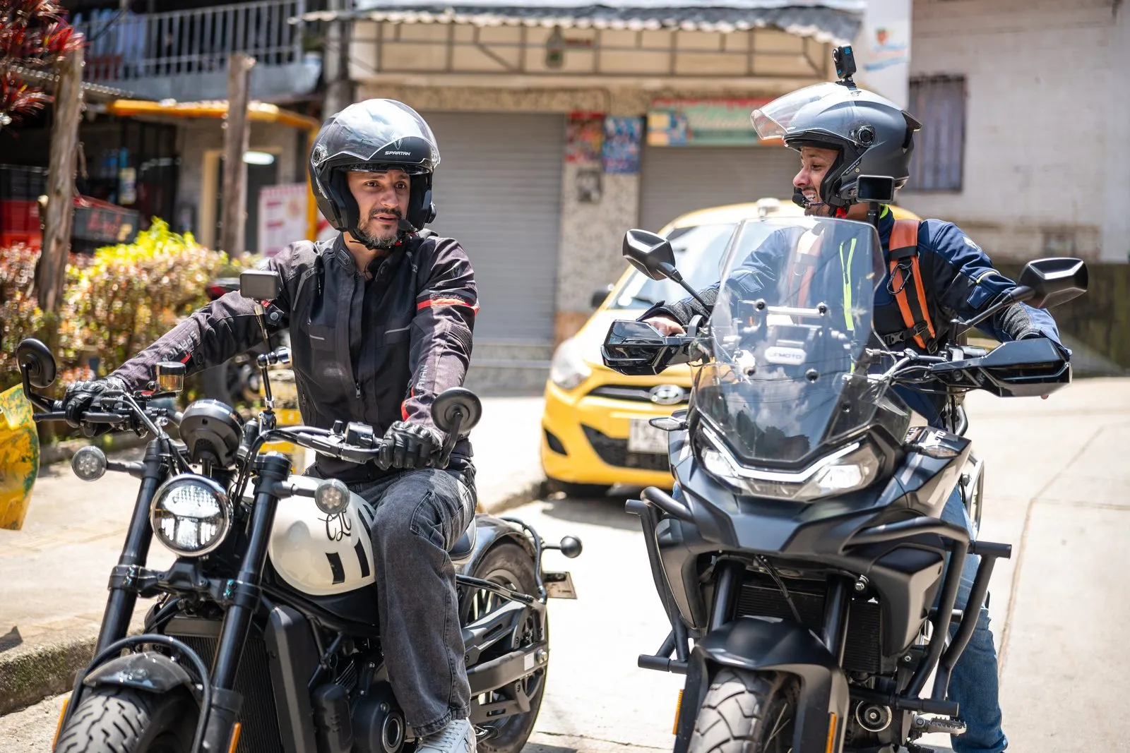 Grabación del MotoCast: dos motociclistas conversando en sus motos