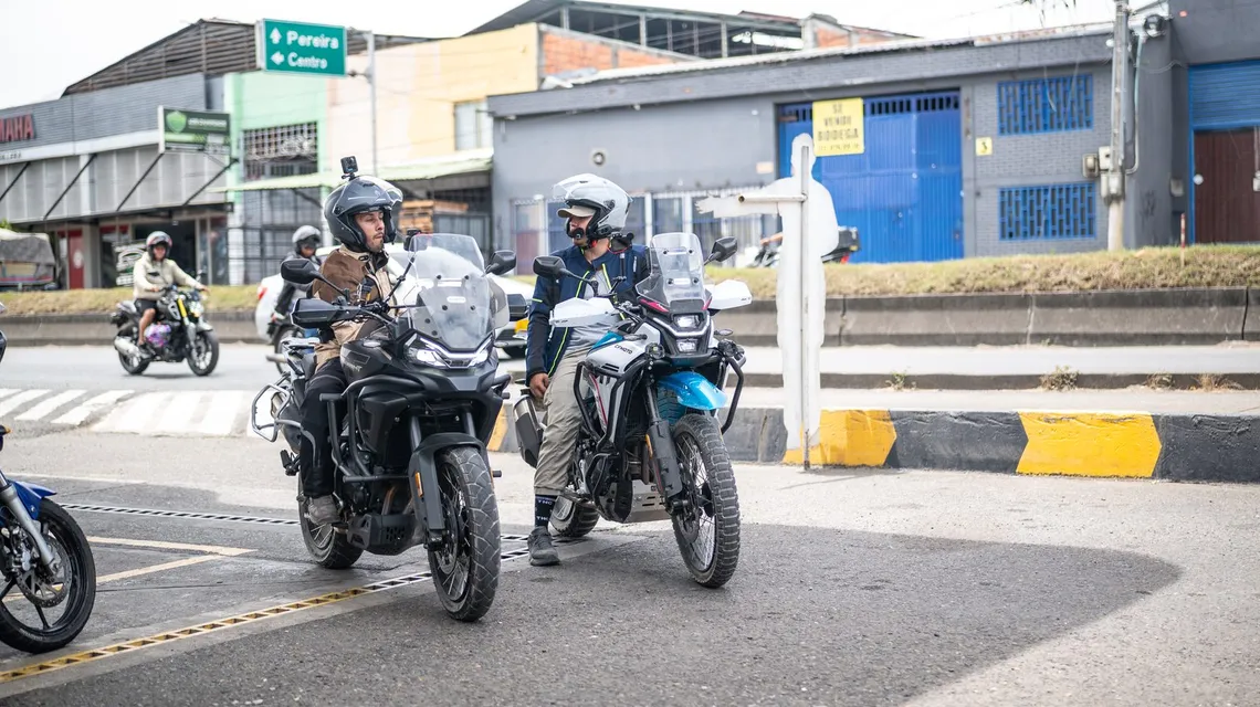 Dos motos de aventura rodando juntas por la ciudad