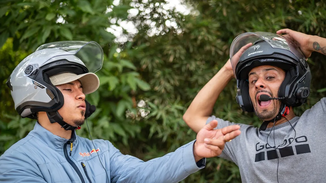 Dos motociclistas riéndose con el casco puesto