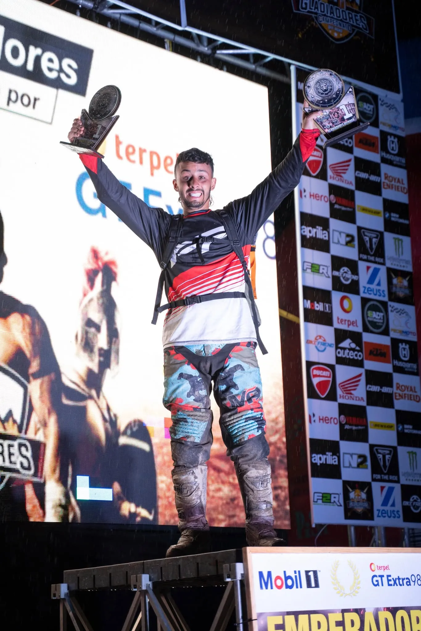 Sergio, de Motos Fly Pasión, en el podio con dos trofeos